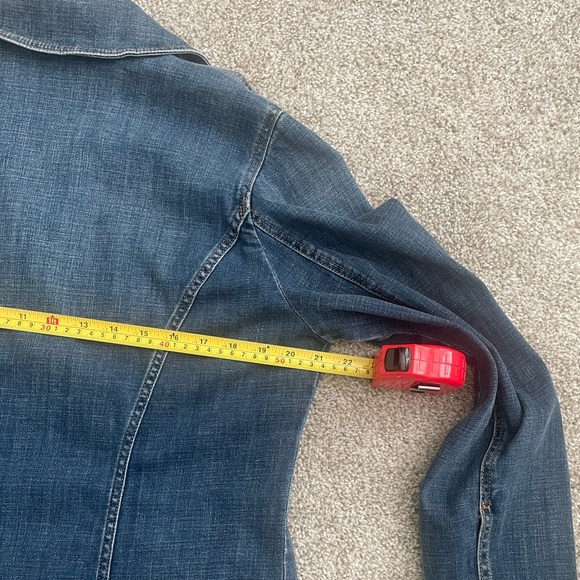 Chico’s Classic Blue Jean Jacket with Front Pockets and Raw Edge Hem Sz Large - Picture 6 of 7